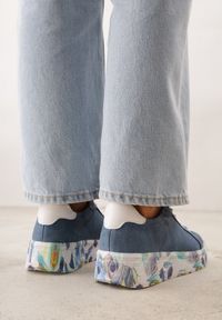 Renee - Niebieskie Skórzane Sneakersy na Plaformie w Pióra z Perforacją Tidessa. Okazja: na co dzień. Kolor: niebieski. Materiał: skóra. Wzór: aplikacja #4