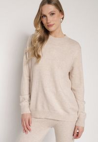 Born2be - Beżowy Casualowy Sweter z Wełną i Bawełną Nedalla. Okazja: na co dzień. Kolor: beżowy. Materiał: wełna, bawełna. Długość rękawa: długi rękaw. Długość: długie. Styl: casual