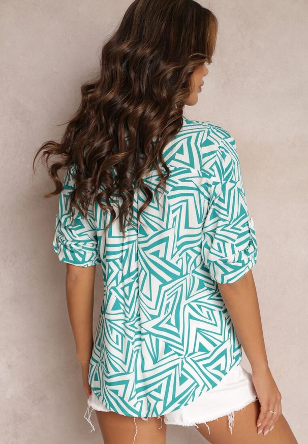 Renee - Zielono-Biała Koszula z Wiskozy w Geometryczny Print Jacelyn. Okazja: na co dzień. Typ kołnierza: kołnierzyk klasyczny, dekolt w serek. Kolor: zielony. Materiał: wiskoza. Wzór: nadruk, geometria. Styl: klasyczny, casual, elegancki