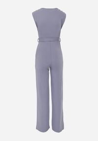 Renee - Jasnoniebieski Długi Kombinezon Wiązany w Pasie z Guzikami Na Ramionach Amile. Kolekcja: dla wysokich. Kolor: niebieski. Materiał: materiał, prążkowany. Długość rękawa: bez rękawów. Długość: długie. Wzór: aplikacja #7