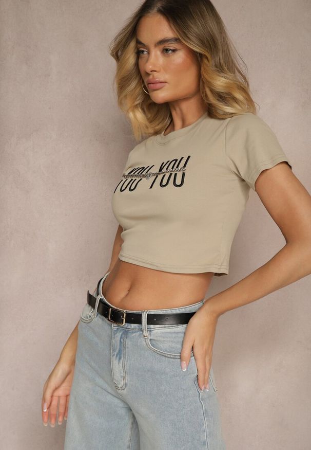 Renee - Ciemnobeżowy T-shirt z Bawełny Ozdobiony Łańcuchem i Napisem Olithel. Okazja: na co dzień. Kolor: beżowy. Materiał: bawełna. Wzór: napisy, aplikacja. Styl: casual
