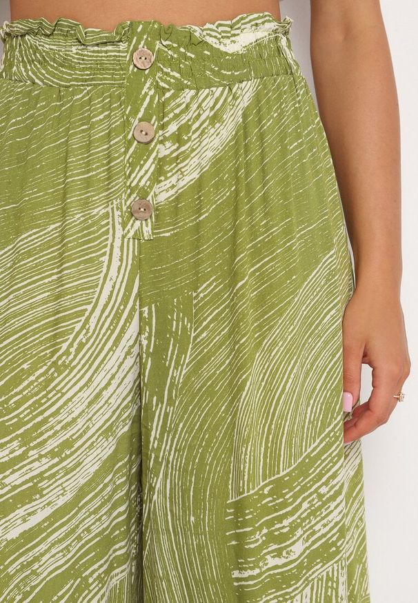 Born2be - Zielone Wiskozowe Spodnie 7/8 o Szerokim Kroju z Wysokim Stanem i Gumką w Talii Risalinse. Stan: podwyższony. Kolor: zielony. Materiał: wiskoza. Styl: elegancki