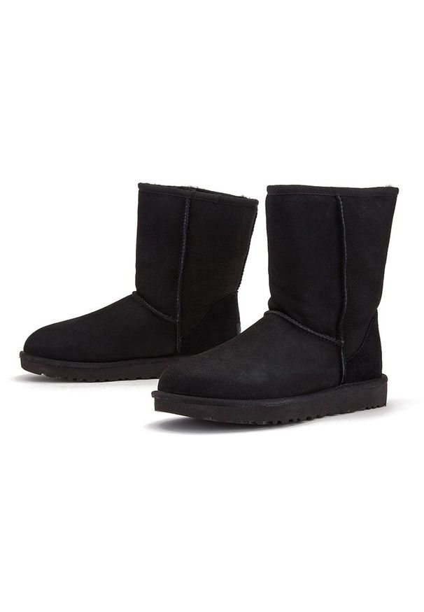 Ugg - UGG W CLASSIC SHORT II > 1016223-BLK. Materiał: wełna, skóra. Szerokość cholewki: normalna. Sezon: zima