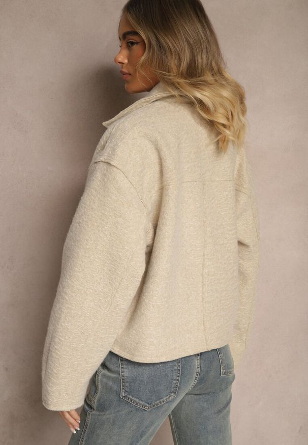 Renee - Beżowa Krótka Kurtka o Pudełkowym Kroju z Kołnierzykiem i Kieszeniami Nelilia. Okazja: na co dzień. Kolor: beżowy. Materiał: jeans. Długość: krótkie. Styl: sportowy, elegancki, casual