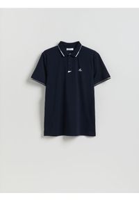 Reserved - Koszulka polo regular z lamówką - granatowy. Typ kołnierza: polo. Kolor: niebieski. Materiał: dzianina, bawełna