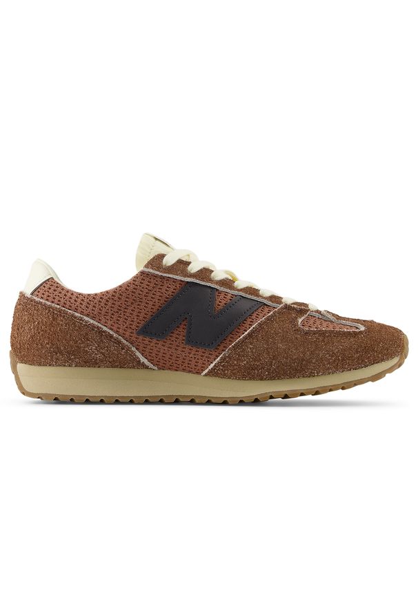 Buty unisex New Balance U471RA – brązowe. Kolor: brązowy. Materiał: zamsz, materiał, syntetyk. Szerokość cholewki: normalna. Wzór: jodełka. Sezon: lato