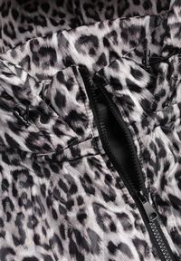 Renee - Panterkowa Kurtka z Odpinanym Kapturem Anastaera. Materiał: poliester. Długość rękawa: długi rękaw. Sezon: wiosna #2