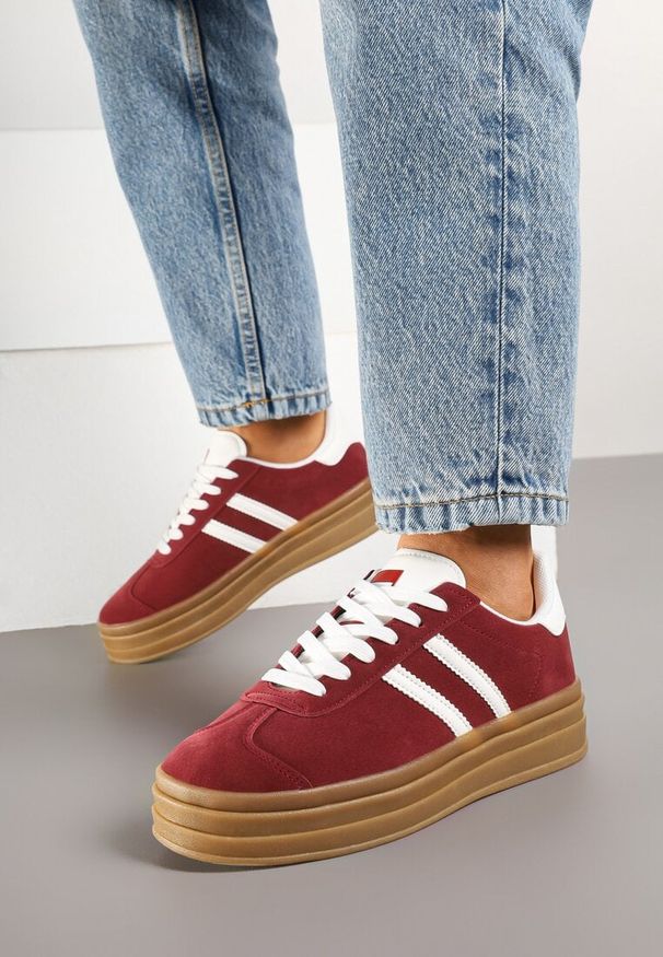 Born2be - Bordowe Sneakersy na Platformie z Minimalistycznymi Przeszyciami Teritha. Zapięcie: sznurówki. Kolor: czerwony. Materiał: jeans. Wzór: aplikacja. Obcas: na platformie