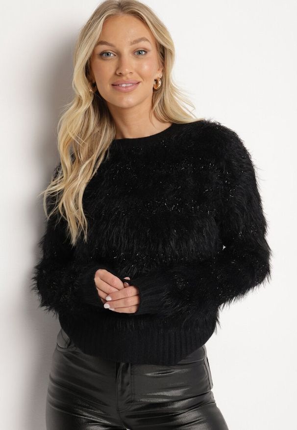 Born2be - Czarny Puchaty Sweter z Wełną i Ściągaczami Exenevia. Okazja: na co dzień. Kolor: czarny. Materiał: wełna. Długość rękawa: długi rękaw. Długość: długie. Styl: casual