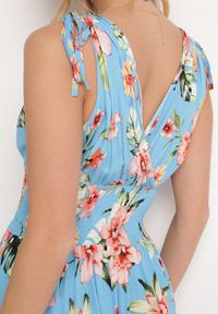 Born2be - Niebieska Sukienka w Kwiaty z Gumką w Pasie i Kopertowym Dekoltem Ściągana na Ramionach Saseria. Kolor: niebieski. Materiał: tkanina. Wzór: kwiaty. Sezon: lato. Typ sukienki: kopertowe #6