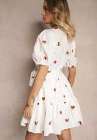 Renee - Biała Sukienka z Bawełny w Wisienki z Gumką w Talii Axona. Okazja: na spacer. Typ kołnierza: dekolt w serek. Kolor: biały. Materiał: bawełna. Długość rękawa: krótki rękaw. Sezon: lato