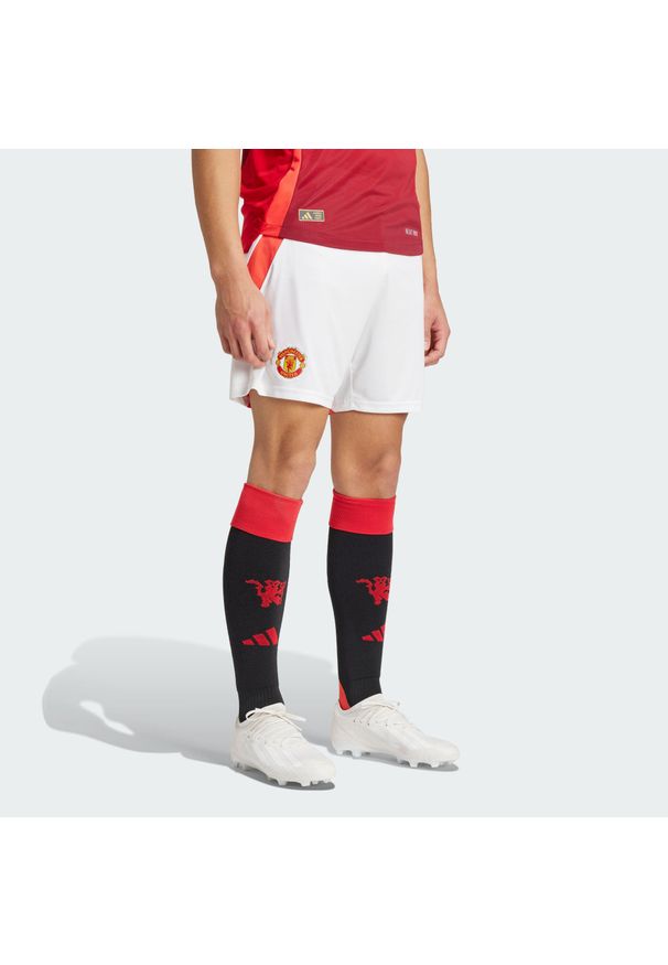 Adidas - Szorty Manchester United 24/25 Home. Kolor: biały. Materiał: materiał. Sport: piłka nożna