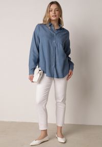 Born2be - Niebieska Koszula Jeansowa z Bawełną Ozdobiona Kieszonką Koreti. Okazja: na co dzień. Kolor: niebieski. Materiał: bawełna, jeans. Wzór: aplikacja. Styl: casual, elegancki, klasyczny #5