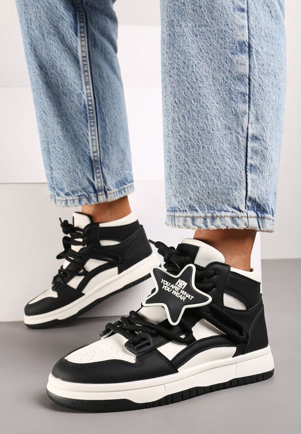 Born2be - Biało-Czarne Sneakersy z Wysoką Cholewka na Płaskiej Podeszwie z Gwiazdą Savilia. Okazja: na co dzień. Nosek buta: okrągły. Zapięcie: sznurówki. Kolor: biały. Szerokość cholewki: normalna. Wzór: aplikacja. Wysokość cholewki: przed kolano. Materiał: jeans. Sezon: wiosna, jesień. Obcas: na płaskiej podeszwie