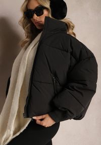 Renee - Czarna Pudełkowa Kurtka Pikowana o Kroju Oversize Isatti. Typ kołnierza: bez kaptura. Kolor: czarny. Długość rękawa: długi rękaw. Długość: długie. Styl: elegancki