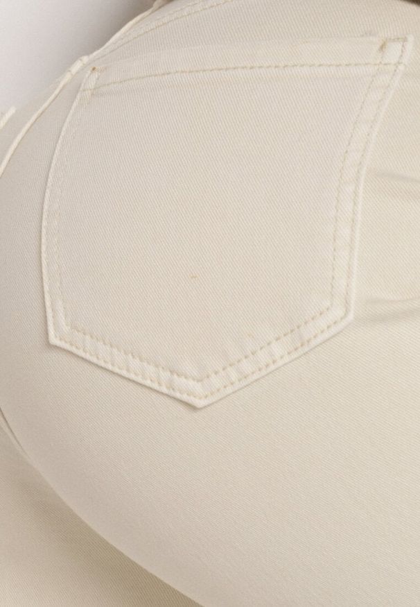 Born2be - Jasnobeżowe Jeansy o Szerokim Fasonie z Wysokim Stanem i Surowymi Krawędziami Cattia. Okazja: na co dzień. Stan: podwyższony. Kolor: beżowy. Styl: casual