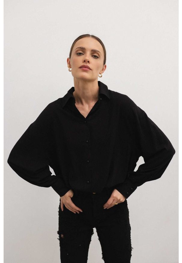 Marsala - Koszula o prostym kroju w kolorze BLACK - DOT STYLE-S/M. Okazja: na co dzień, na spotkanie biznesowe, do pracy. Materiał: jeans, wiskoza. Długość rękawa: długi rękaw. Długość: długie. Wzór: gładki, kropki. Styl: biznesowy, klasyczny, elegancki, casual