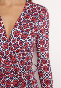 Born2be - Czerwono-Biały Wzorzysty Kombinezon z Długim Rękawem i Szerokimi Spodniami z Wiązaniem w Pasie Vilati. Kolor: niebieski. Długość rękawa: długi rękaw. Długość: długie. Wzór: geometria. Styl: elegancki #6