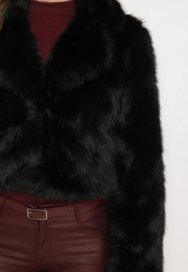 Born2be - Czarna Futerkowa Kurtka o Krótkim Kroju z Eleganckim Kołnierzem Tazamisa. Okazja: na co dzień. Kolor: czarny. Materiał: jeans. Długość: krótkie. Styl: elegancki