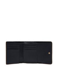 TOMMY HILFIGER - Tommy Hilfiger Duży Portfel Damski Th Distinct Trifold Wallet Mono AW0AW17257 Brązowy. Kolor: brązowy. Materiał: skóra #3