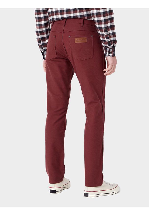 Wrangler - WRANGLER GREENSBORO MĘSKIE SPODNIE MATERIAŁOWE MATERIAŁ DAHLIA 112341456 W15Q016299. Materiał: materiał