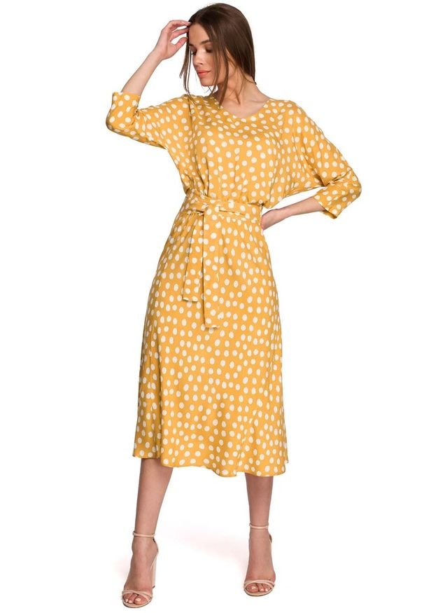 MOE - Midi Sukienka w Grochy z Nietoperzowym Rękawem - Żółta. Kolor: żółty. Materiał: wiskoza. Wzór: grochy. Długość: midi