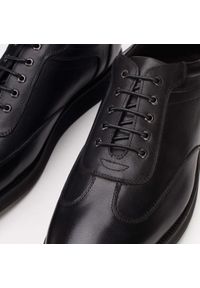 Wittchen - Męskie sneakersy ze skóry licowej na płaskiej podeszwie czarne. Zapięcie: sznurówki. Kolor: czarny. Materiał: skóra. Wzór: gładki. Obcas: na płaskiej podeszwie #6