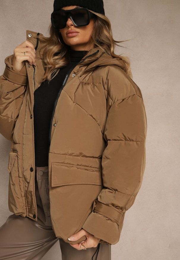 Renee - Brązowa Oversizowa Kurtka z Kapturem i Pikowanymi Przeszyciami Unavella. Okazja: na co dzień. Typ kołnierza: kaptur. Kolor: brązowy. Materiał: jeans. Styl: casual