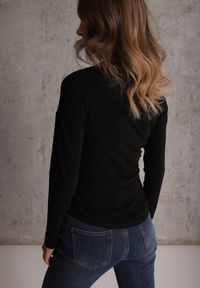 Renee - Czarna Marszczona Bluzka z Wiskozą i Bawełną Trihal. Okazja: na co dzień. Kolor: czarny. Materiał: wiskoza, bawełna. Styl: casual #2