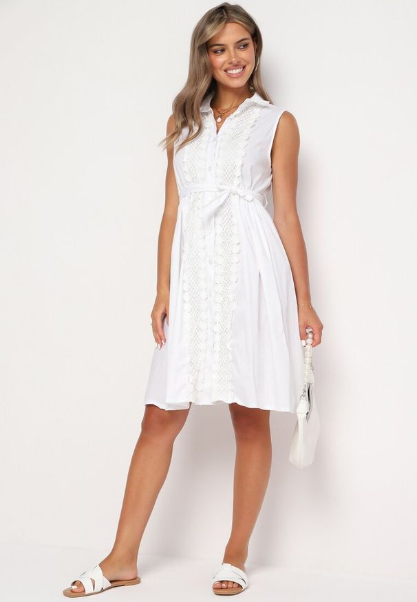 Born2be - Biała Rozkloszowana Sukienka z Bawełny o Koszulowym Kroju Wiązana w Pasie Calelia. Okazja: na co dzień. Kolor: biały. Materiał: bawełna. Typ sukienki: koszulowe. Styl: casual