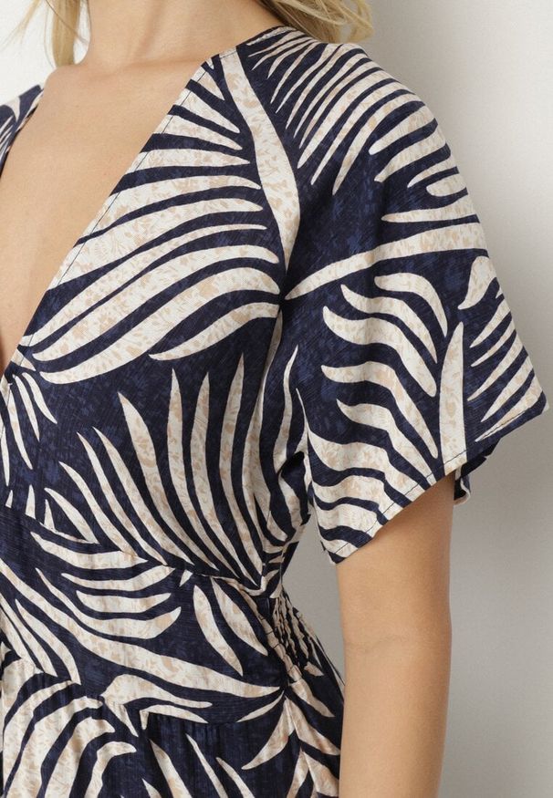 Born2be - Niebieska Sukienka Wiskozowa Rozkloszowana w Liściasty Print Draledia. Typ kołnierza: dekolt w serek. Kolor: niebieski. Materiał: wiskoza. Długość rękawa: krótki rękaw. Wzór: nadruk. Typ sukienki: rozkloszowane