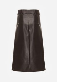 Born2be - Brązowa Spódnica Ołówkowa z Imitacji Skóry z Paskiem z Dużą Klamrą Rewedia. Okazja: na spotkanie biznesowe, do pracy, na co dzień. Kolor: brązowy. Materiał: skóra. Styl: casual, klasyczny, biznesowy #5