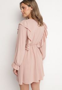 Born2be - Różowa Rozkloszowana Sukienka o Kopertowym Kroju z Falbankami Celonara. Okazja: na imprezę. Typ kołnierza: kołnierz z falbankami. Kolor: różowy. Typ sukienki: kopertowe. Styl: elegancki #3