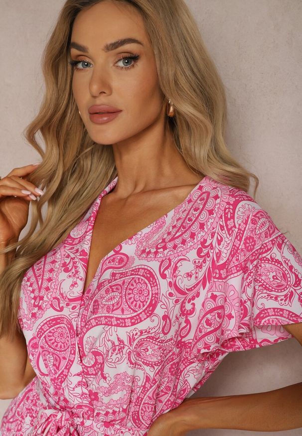 Renee - Różowa Rozkloszowana Sukienka z Trójkątnym Dekoltem z Materiałowym Paskiem i Gumką w Talii Carimi. Kolor: różowy. Materiał: materiał. Sezon: lato