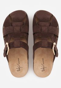 Renee - Brązowe Klapki Mule na Podeszwie z Imitacji Korka Zdobione Wycięciami i Klamrą Deolure. Okazja: na co dzień, na randkę. Kolor: brązowy. Materiał: jeans, zamsz. Wzór: aplikacja. Sezon: lato. Styl: boho, wakacyjny, casual #7