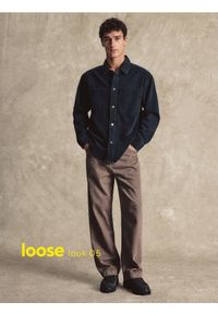 Reserved - Jeansy loose z efektem sprania - brązowy. Kolor: brązowy