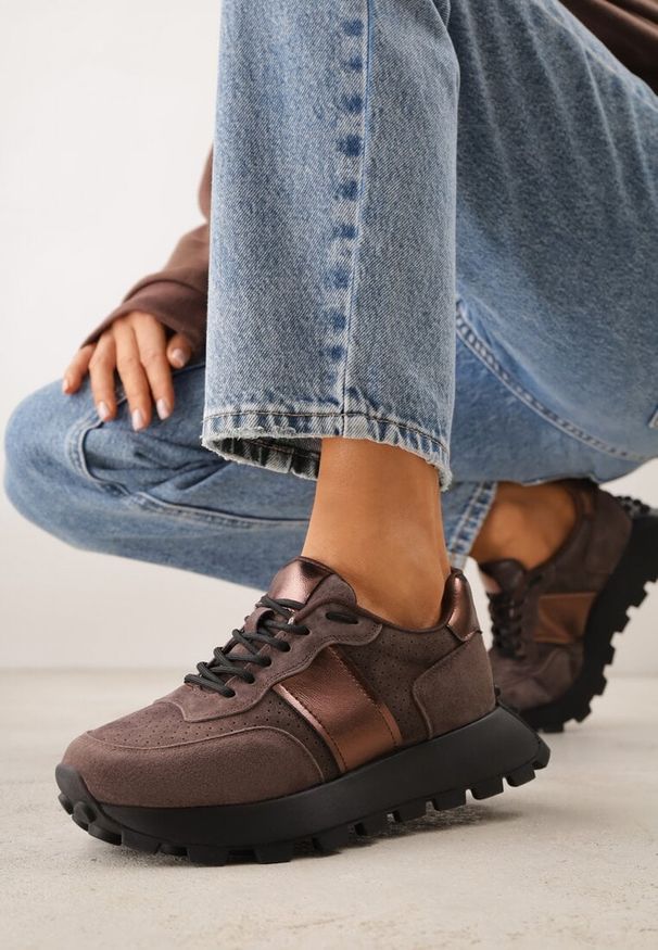 Renee - Brązowe Zamszowe Sneakersy na Podeszwie Chunky z Perforowaną Cholewką Cezarlina. Okazja: na co dzień. Kolor: brązowy. Materiał: zamsz. Szerokość cholewki: normalna