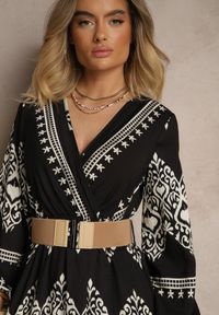 Renee - Czarna Wzorzysta Sukienka z Wiskozą o Kopertowym Kroju z Paskiem i Gumką w Talii Sagilaine. Okazja: na randkę, na co dzień. Typ kołnierza: dekolt w serek. Kolor: czarny. Materiał: wiskoza. Długość rękawa: długi rękaw. Typ sukienki: kopertowe. Styl: casual, elegancki #3