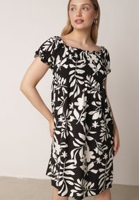 Born2be - Czarna Wiskozowa Sukienka Hiszpanka w Kwiatowy Wzór Berinira. Okazja: na co dzień. Typ kołnierza: dekolt hiszpanka. Kolor: czarny. Materiał: wiskoza. Wzór: kwiaty. Sezon: lato. Typ sukienki: z odkrytymi ramionami, proste. Styl: casual, elegancki #1