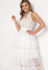 Born2be - Biała Sukienka Maxi z Koronką i Siateczkowymi Falbanami Danela. Okazja: na imprezę. Kolor: biały. Materiał: koronka. Wzór: koronka. Długość: maxi #5