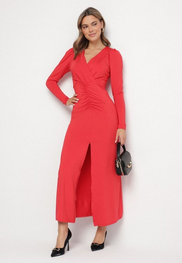 Born2be - Czerwona Elegancka Sukienka Kopertowa Ozdobiona Marszczeniami Zainara. Okazja: na spotkanie biznesowe, na imprezę. Typ kołnierza: dekolt kopertowy. Kolor: czerwony. Długość rękawa: długi rękaw. Wzór: aplikacja. Typ sukienki: kopertowe. Styl: elegancki