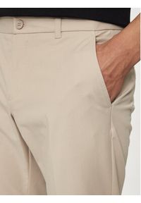 Guess Spodnie materiałowe M4YB01 WG9Z2 Beżowy Slim Fit. Kolor: beżowy. Materiał: bawełna