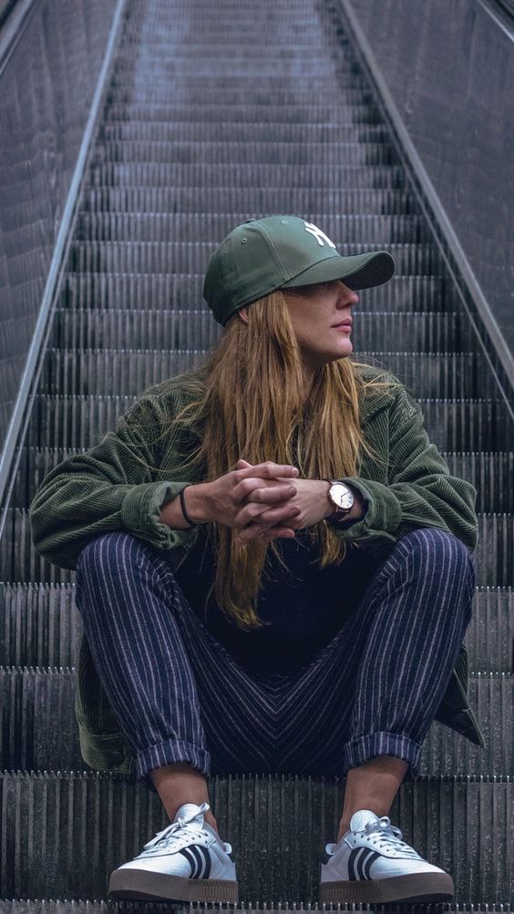 kobieta w białych sneakersach adidas superstar.jpeg