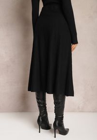 Renee - Czarna Rozkloszowana Spódnica Midi ze Sweterkowego Tłoczonego Materiału i Gumką w Pasie Tuilera. Kolor: czarny. Materiał: materiał #3