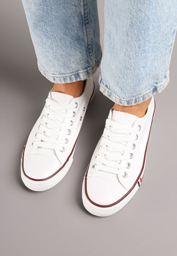 Born2be - Biało-Czerwone Trampki z Niską Cholewką Lileva. Okazja: na co dzień. Wysokość cholewki: przed kostkę. Kolor: biały. Materiał: jeans. Szerokość cholewki: normalna. Styl: casual