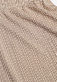 Born2be - Beżowe Szerokie Spodnie z Bawełną Zdobione Cyrkoniami Azilene. Okazja: na co dzień. Stan: podwyższony. Kolor: beżowy. Materiał: bawełna. Wzór: aplikacja. Styl: casual, klasyczny #3