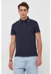 TOMMY HILFIGER - Tommy Hilfiger polo męski kolor granatowy wzorzysty. Okazja: na co dzień. Typ kołnierza: polo. Kolor: niebieski. Materiał: bawełna, dzianina. Długość: krótkie. Wzór: aplikacja. Styl: casual #1