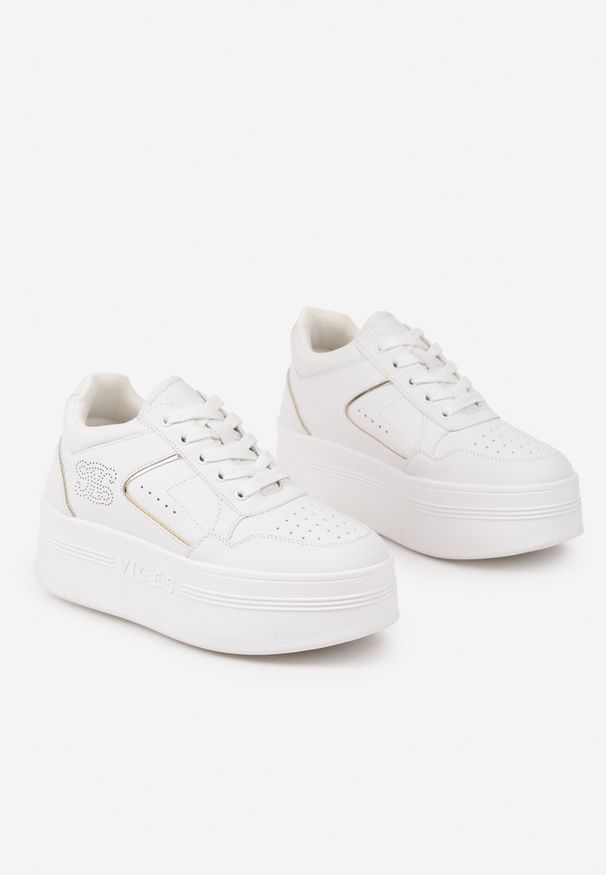 Renee - Biało-Złote Sneakersy Vices na Platformie Ozdobione Metalicznymi Aplikacjami Nelanil. Okazja: na co dzień, do pracy, na spotkanie biznesowe. Kolor: biały. Materiał: jeans. Wzór: aplikacja. Obcas: na platformie. Wysokość obcasa: średni