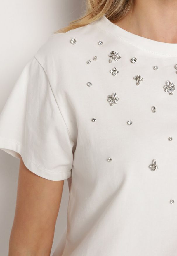 Born2be - Biały T-shirt Bawełniany z Cyrkoniami na Przodzie Ikrada. Okazja: na co dzień. Kolor: biały. Materiał: bawełna. Styl: casual