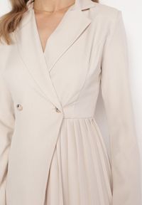 Born2be - Beżowa Rozkloszowana Sukienka Mini z Kopertową Górą i Plisami na Dole Lontasa. Kolor: beżowy. Typ sukienki: kopertowe. Styl: elegancki. Długość: mini #6